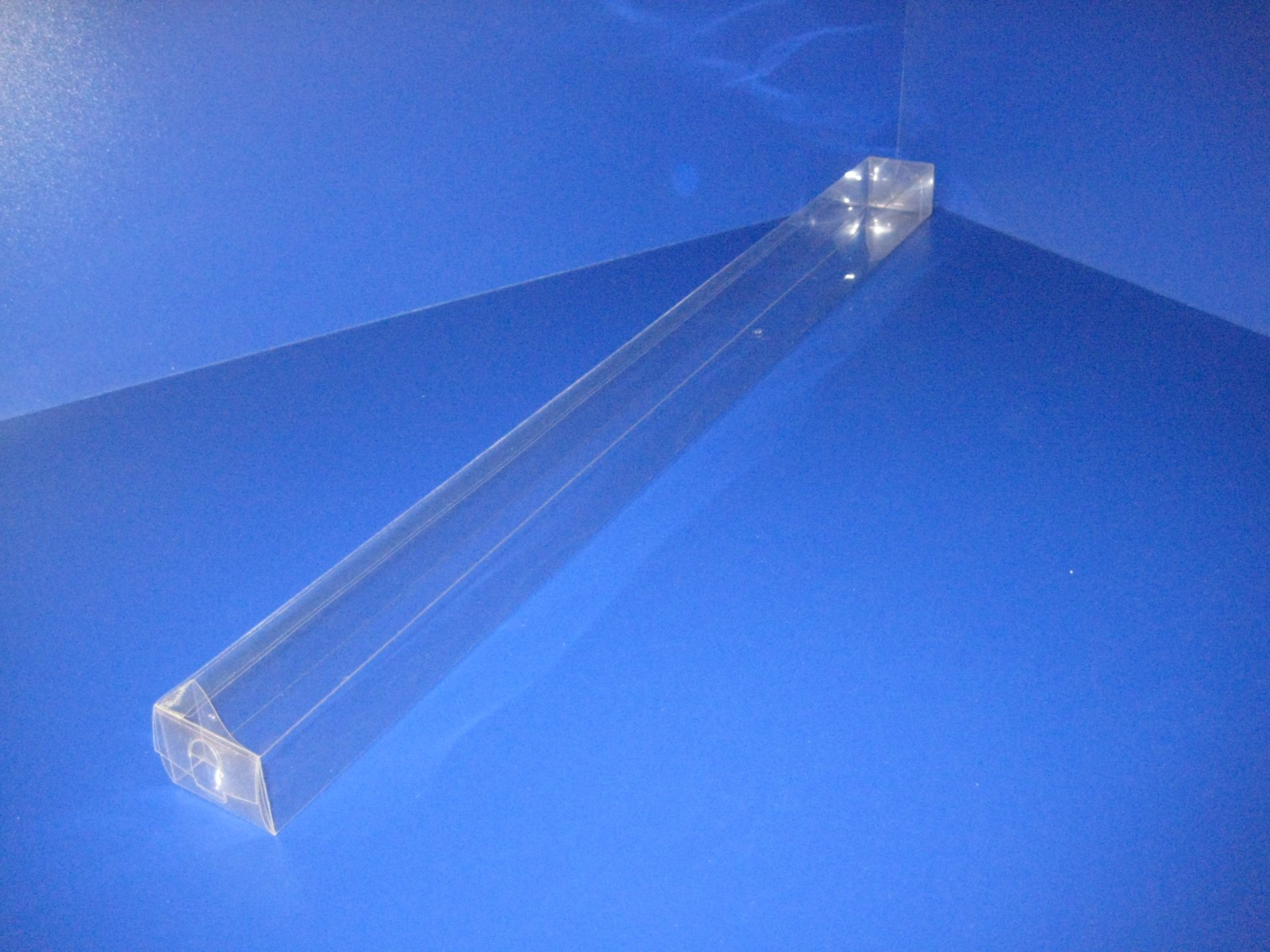 Длинная прозрачная коробка из пластика