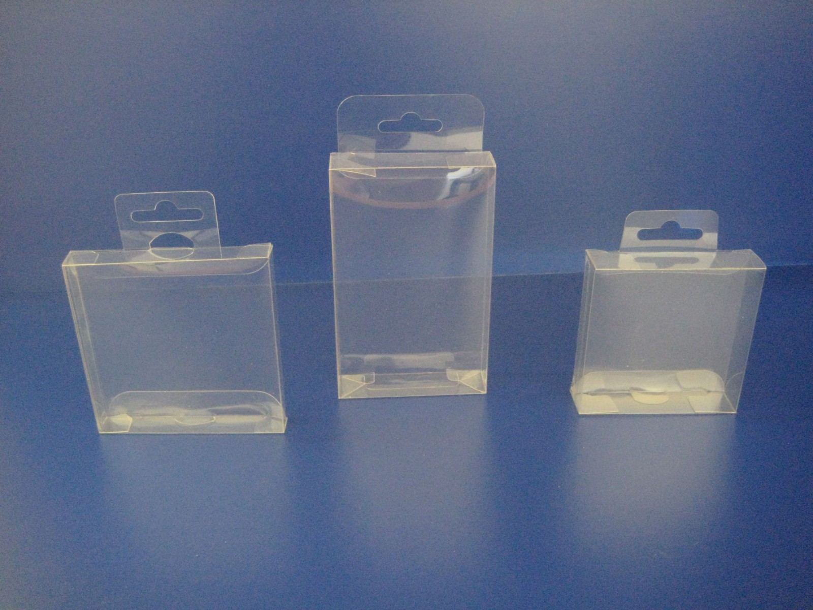 Купить прозрачные пластиковые коробки с подвесом